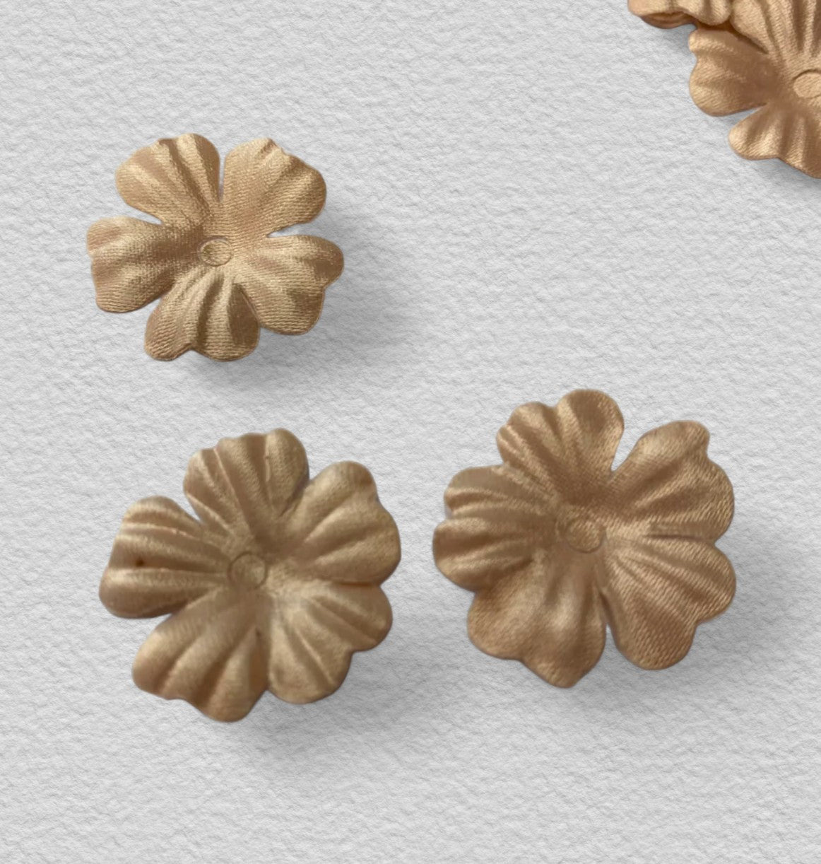 Champagne Daisy Flower 2.5cm - pkt 10 - The Stitch Parlour - The Stitch Parlour