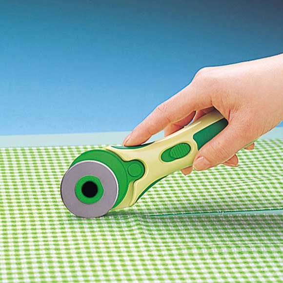 Clover Rotary Cutter - Clover - The Stitch Parlour